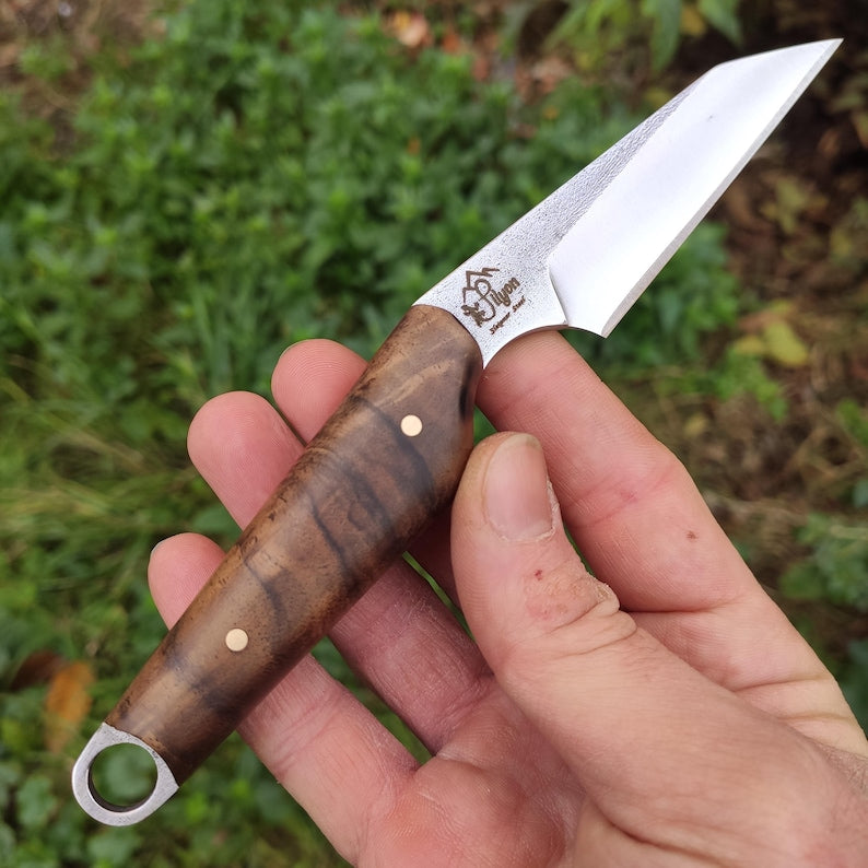 „Wharncliffe EDC“ fiksuoto ašmens peilis su odine makštimi, pagaminta iš „Sleipner“ plieno ir turkiško riešutmedžio.